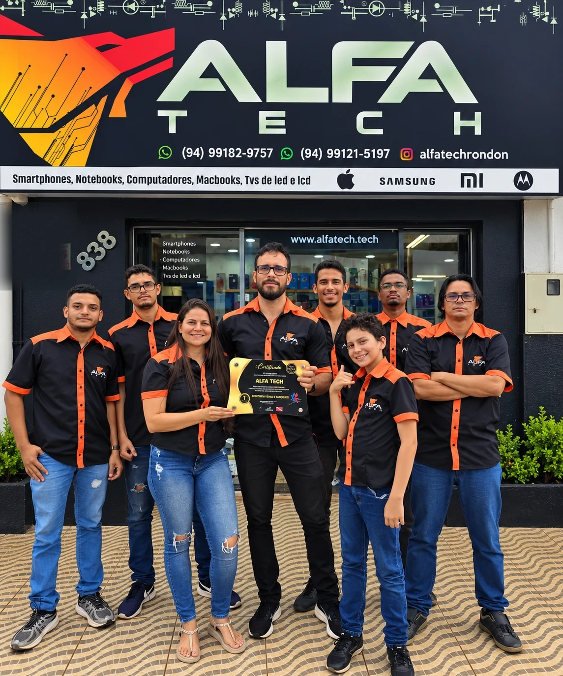 Equipe da Alfa Tech em frente à loja em Rondon do Pará, com o certificado de melhor assistência técnica